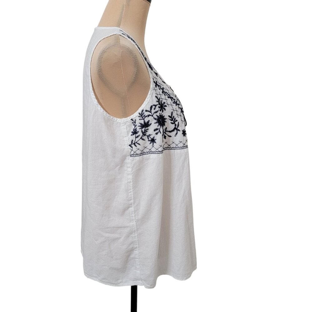 beachlunchlounge Size M White with Blue Embroidery Boho Sleeveless Top - Picture 6 of 12